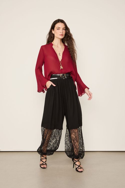 Calça De Georgette e Renda Preta Bolsos