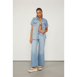 Calça Jeans Pantacourt Com Abertura Lateral