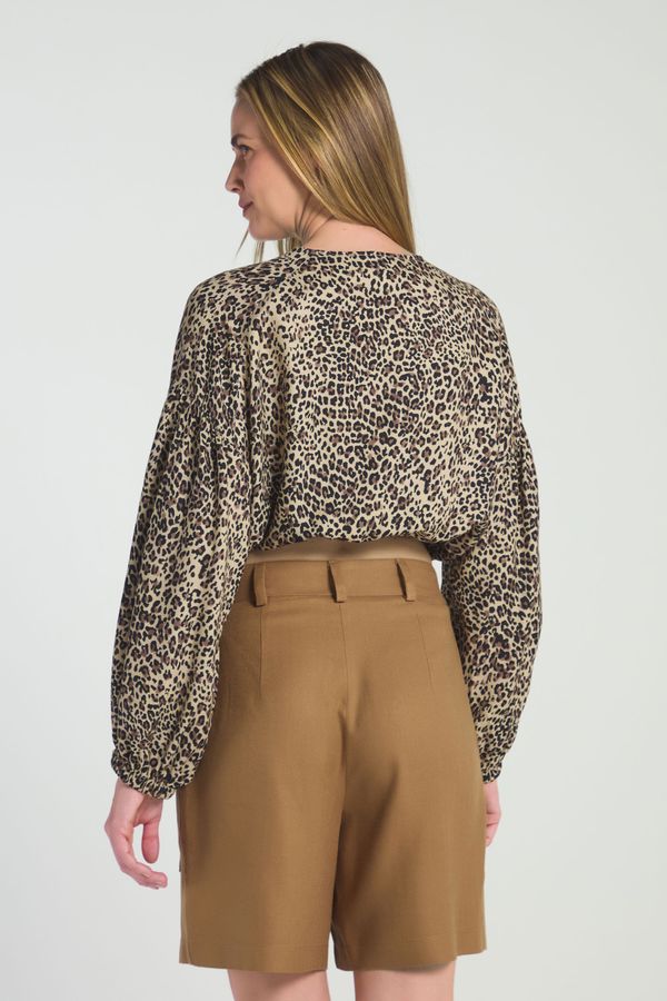 BLUSA DECOTE GOLA ESTAMPADA-EST ONCINHA VINTAGE
