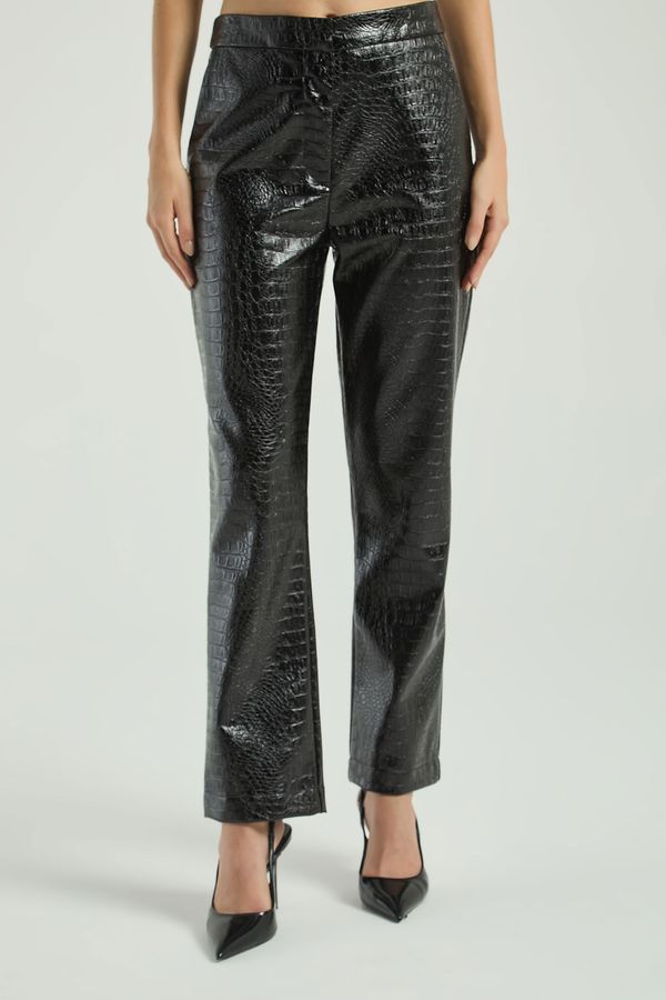 CALÇA RETA TEXTURA SNAKE-PRETO