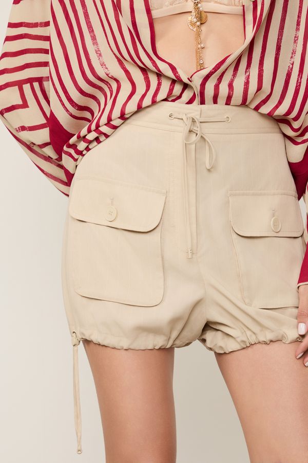 Short De Alfaiataria Com Bolsos Frontais Risca De Giz